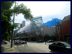 Royal Ontario Museum, Dundas St W seen from Chinatown